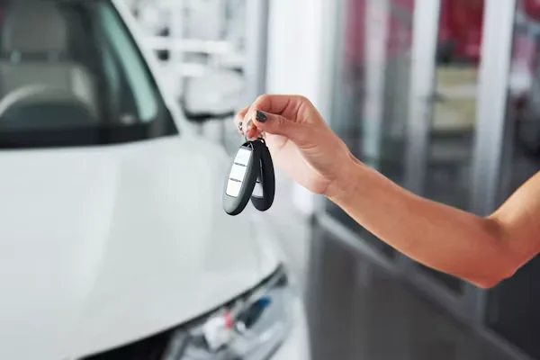 Clé de voiture de location tendue au client