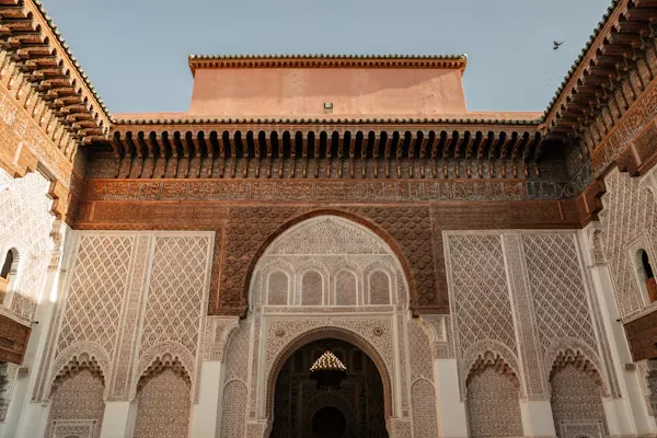 Cour intérieure décorée de stuc et de bois sculpté à Marrakech