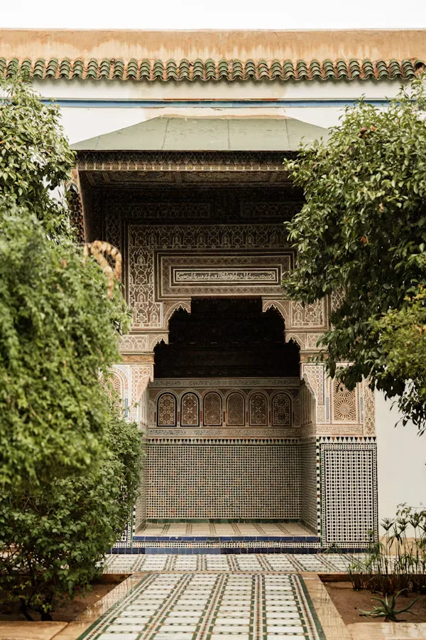 Jardin et patio décoré de zellige à Marrakech