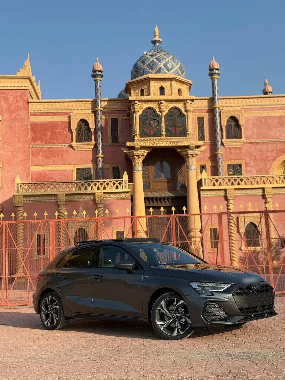 Voiture de location garée devant un palais à Marrakech