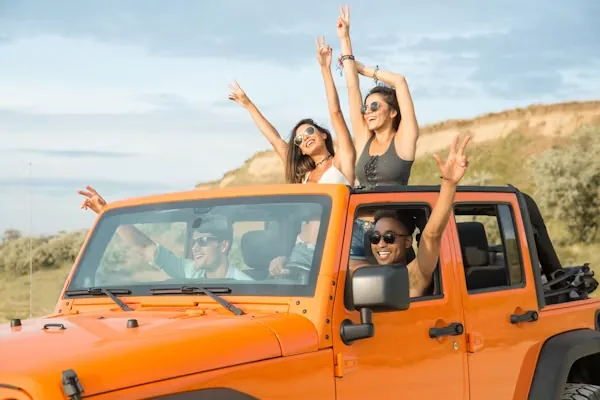 Groupe en vacances dans un 4x4 décapotable