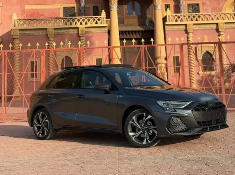 Audi A3 de location devant un palais à Marrakech