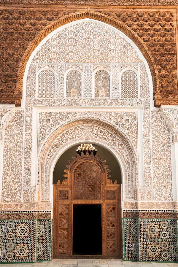 Porte sculptée et zellige, l'artisanat marocain